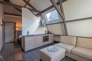 - un salon avec un canapé et une fenêtre dans l'établissement Loft Studio's, à Zandvoort