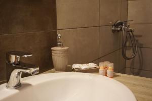 Ένα μπάνιο στο Ενοικιαζόμενα Δωμάτια Ενιπεύς- Rooms Enipeas