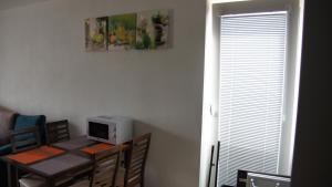 TV a/nebo společenská místnost v ubytování Apartmany pri lese