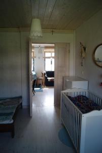 ein Wohnzimmer mit einem Kinderbett in einem Zimmer in der Unterkunft Białka B in Białogóra