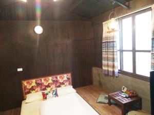 um pequeno quarto com uma cama e uma mesa em Tainan-Inn em Tainan