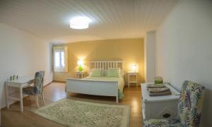 una camera da letto con un letto, un tavolo e delle sedie di Água de Alto Terrace House a Água de Alto