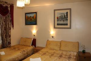 En eller flere senge i et værelse på Barry House