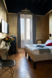 - une chambre avec un lit, une fenêtre et une chaise dans l'établissement Rivière Private Rooms at the Park, à Milan