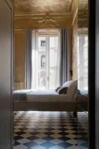 - une chambre avec un lit en face d'une fenêtre dans l'établissement Rivière Private Rooms at the Park, à Milan