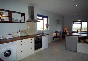 ครัวหรือมุมครัวของ Dingle Bay View by Trident Holiday Homes