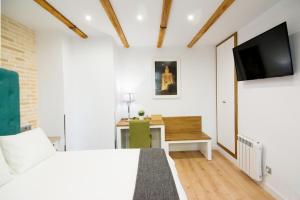 - une chambre avec un lit et un bureau dans l'établissement Acetres 5, à Séville