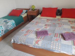 2 camas individuales en una habitación con falda en Panorama Anastasia Sun Apartments, en Povljana