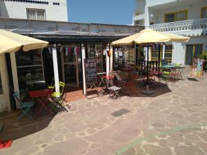 Reštaurácia alebo iné gastronomické zariadenie v ubytovaní Apartments Kione Playa Romana Park