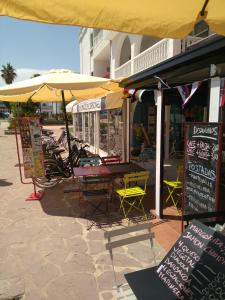 Reštaurácia alebo iné gastronomické zariadenie v ubytovaní Apartments Kione Playa Romana Park