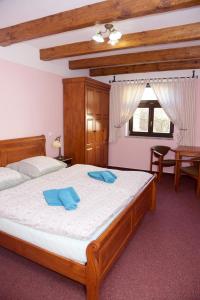 Un dormitorio con una cama con toallas azules. en U Slunecne brany, en Františkovy Lázně