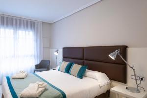 מיטה או מיטות בחדר ב-Aparthotel Los Girasoles