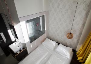 Postel nebo postele na pokoji v ubytování Michelberger Hotel