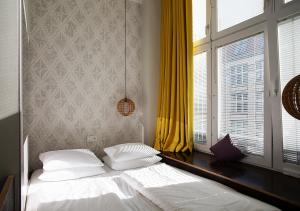 Postel nebo postele na pokoji v ubytování Michelberger Hotel