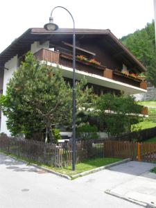 una casa con una valla y un semáforo en Chalet Achat, en Zermatt
