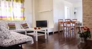 een woonkamer met een bank en een tafel bij Apartamento El Hechizo Alto in Albacete