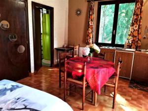 a room with a table and chairs and a bed at Studio duplex 2 Lac des Montagnès in Mazamet