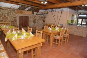 弗朗齊歇克礦泉村的住宿－U Slunecne brany，用餐室配有木桌和椅子