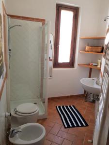 W łazience znajduje się prysznic, toaleta i umywalka. w obiekcie WelcHOME to Florence! Campo di Marte charming and bright we Florencji