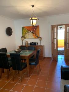 - une salle à manger avec une table et des chaises dans l'établissement T2 Portucale Apartment, à Casal da Lagoa Seca