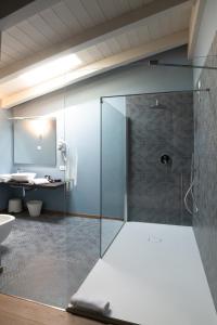 馬洛的住宿－K-Farm，一间带玻璃淋浴和水槽的浴室