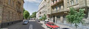 VIP Apartment في إلفيف: شارع المدينة فيه سيارات تقف على جانب المباني