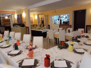 En restaurant eller et andet spisested på Locanda della luna rossa