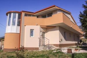 ein Haus mit einem Leuchtturm auf der Seite in der Unterkunft Nadalina Apartment in Kaštel Stari