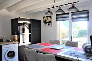 a kitchen and dining room with a table and chairs at Maisonnette 4 pers- Piscine commune - Plage à 500 m- AESA in Guidel-Plage