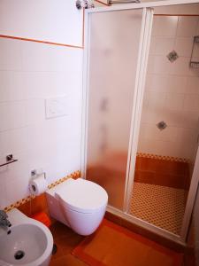 uma casa de banho com um chuveiro, um WC e um lavatório. em Fior d'Arancio em Amalfi