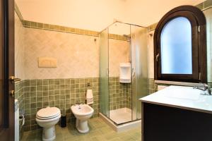 Un baño con inodoro, ducha y lavabo. en GREEN HILL BeB, en Alghero 48 fotos más