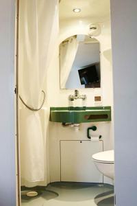 
A bathroom at Fasthotel Caen Memorial
