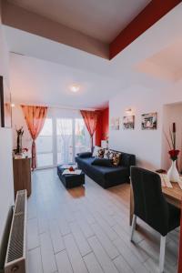 sala de estar con sofá y mesa en Apartment CITY BanjaLuka en Banja Luka