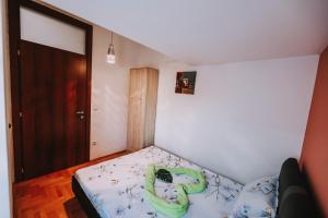Un dormitorio con una cama con una serpiente verde. en Apartment CITY BanjaLuka en Banja Luka