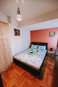 een slaapkamer met een bed in een kamer bij Apartment CITY BanjaLuka in Banja Luka