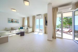 Villa St. Martin-Reef في مارتينيسكا: غرفة معيشة مع أريكة وطاولة