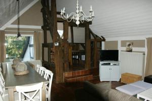 ein Wohnzimmer mit einem Tisch und einem Esszimmer in der Unterkunft Eifelhoeve in Benenberg in Hellenthal
