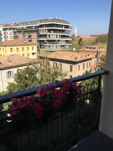 un balcone con un vaso di fiori su una ringhiera di Tiraboschi apartment a Modena