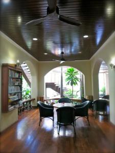 una sala da pranzo con tavolo e sedie di Mae Pim Resort Hotel a Mae Pim