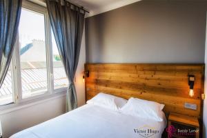 Letto o letti in una camera di Hôtel Victor Hugo Lorient