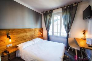 Letto o letti in una camera di Hôtel Victor Hugo Lorient