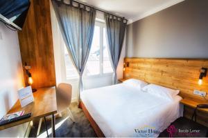 Letto o letti in una camera di Hôtel Victor Hugo Lorient
