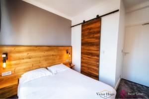 Letto o letti in una camera di Hôtel Victor Hugo Lorient