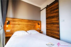 Letto o letti in una camera di Hôtel Victor Hugo Lorient