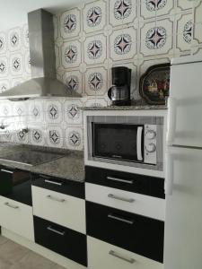 una cocina con una pared de azulejos en blanco y negro en Casamami, en Nájera