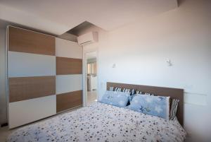 En eller flere senger på et rom på Exclusive rooftop apartment with large terrace in Solari/Tortona