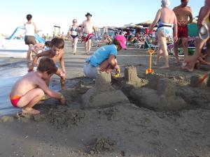 grupa ludzi bawiących się w piasku na plaży w obiekcie Hotel Atmosfere Beach w Cesenatico +20 zdjęć