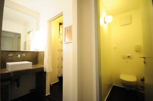 Ένα μπάνιο στο Five Elements Hostel and Capsules Frankfurt