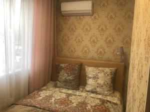 モスクワにあるChasy Brateevskaya Innのベッドルーム1室(枕付きのベッド1台、窓付)