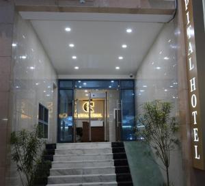 - un hall d'un immeuble avec des escaliers devant dans l'établissement Capital Hotel Djibouti, à Djibouti